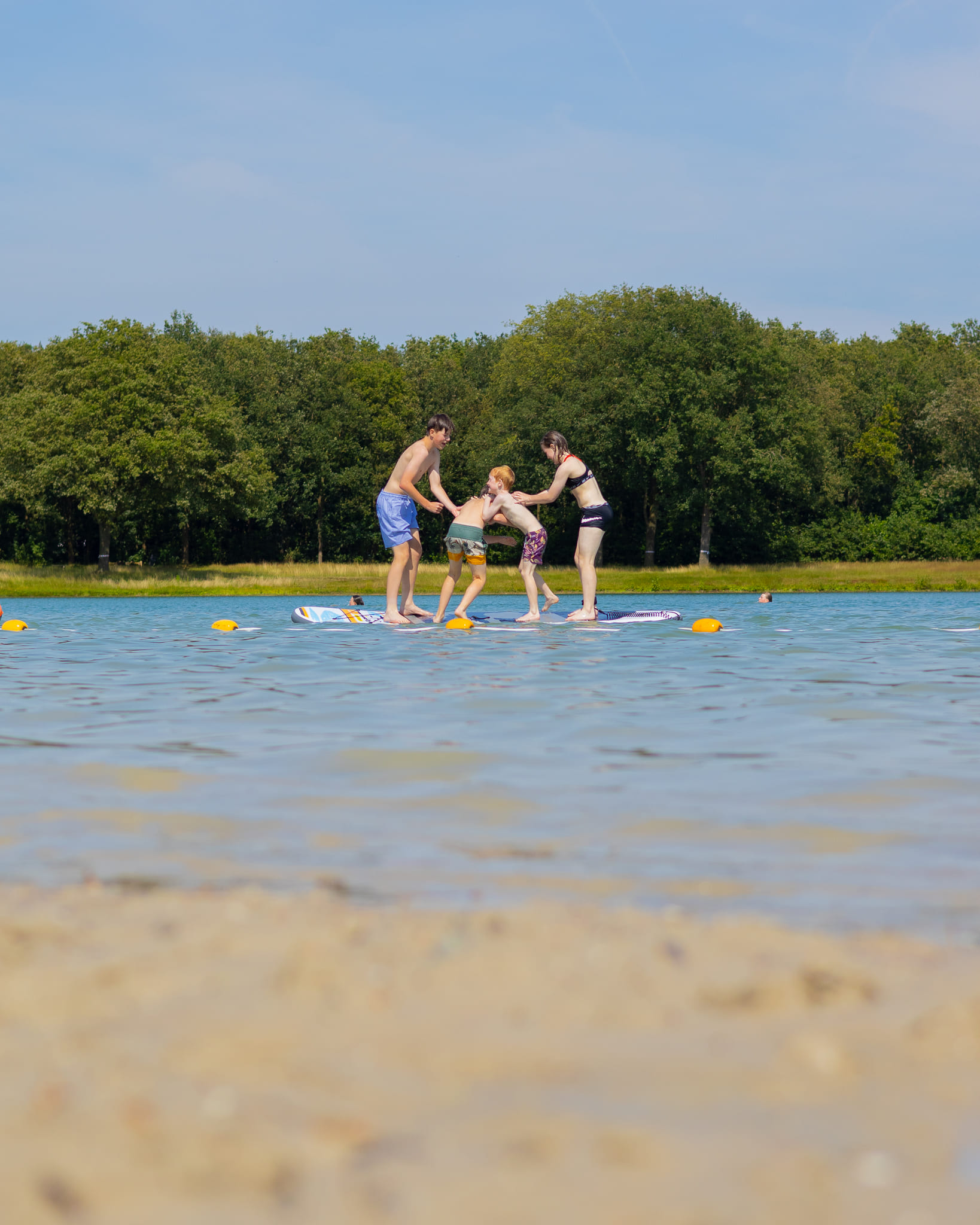 Spelende kinderen op het Ronostrand